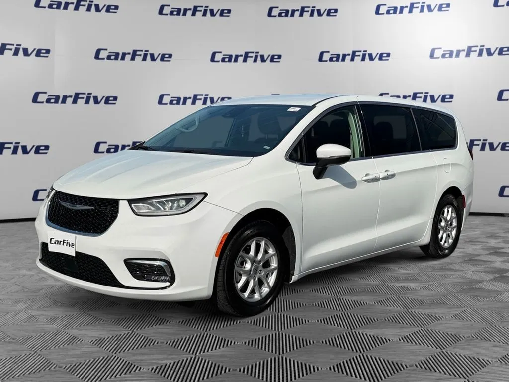 2023 Chrysler Pacifica Touring L's photo