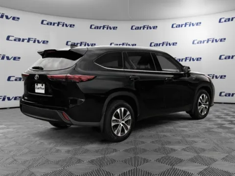 More photos of 2021 Toyota Highlander XLE at CarFive Plaistow, NH, NH