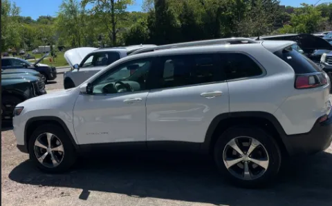 Photos of 2019 Jeep Cherokee Limited for sale in Plaistow, NH at CarFive Plaistow, NH