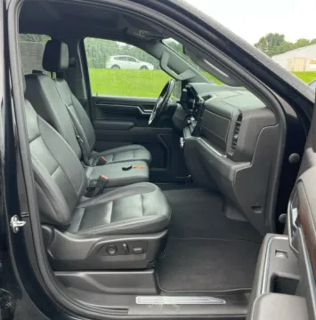 More photos of 2022 GMC Sierra 1500 SLT at CarFive Plaistow, NH, NH