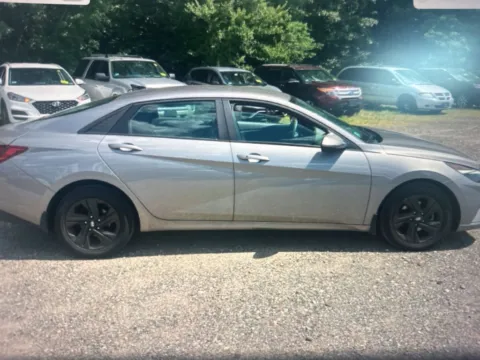 More photos of 2022 Hyundai Elantra SEL at CarFive Plaistow, NH, NH