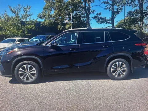 Photos of 2022 Toyota Highlander XLE for sale in Plaistow, NH at CarFive Plaistow, NH