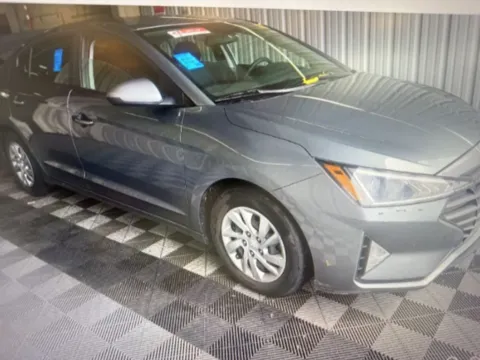 More photos of 2019 Hyundai Elantra SE at CarFive Plaistow, NH, NH