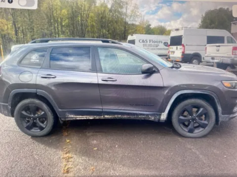 More photos of 2019 Jeep Cherokee Altitude at CarFive Plaistow, NH, NH