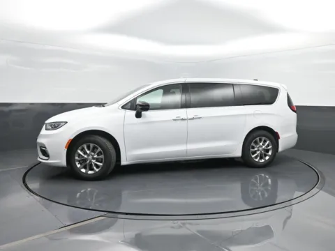 White 2026 Chrysler Pacifica Select for sale in Charles City, IA