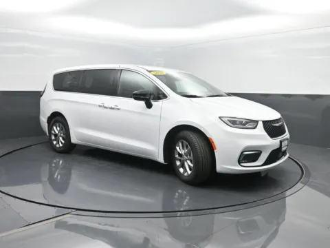 More photos of 2026 Chrysler Pacifica Select at Mike Molstead Motors Chrysler, Dodge, Jeep, and Ram, IA