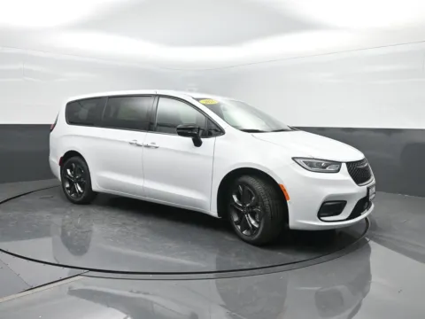 More photos of 2026 Chrysler Pacifica Select at Mike Molstead Motors Chrysler, Dodge, Jeep, and Ram, IA