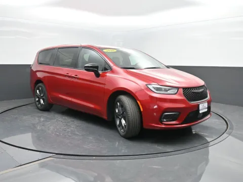 More photos of 2026 Chrysler Pacifica Select at Mike Molstead Motors Chrysler, Dodge, Jeep, and Ram, IA