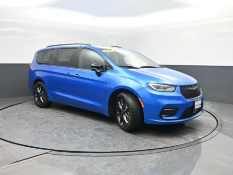 More photos of 2026 Chrysler Pacifica Select at Mike Molstead Motors Chrysler, Dodge, Jeep, and Ram, IA