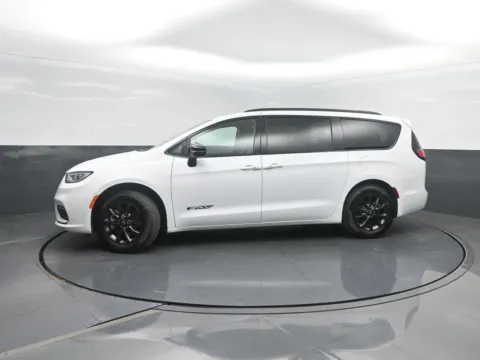 White 2026 Chrysler Pacifica Select for sale in Charles City, IA