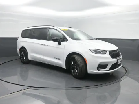 More photos of 2026 Chrysler Pacifica Select at Mike Molstead Motors Chrysler, Dodge, Jeep, and Ram, IA