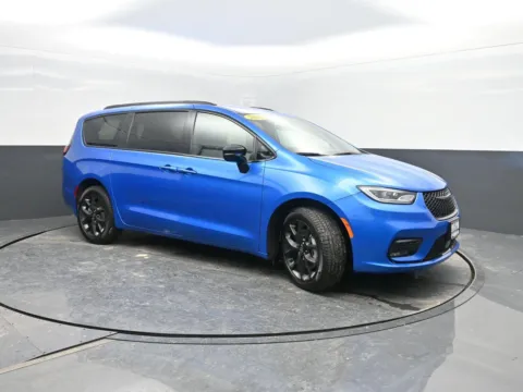 More photos of 2026 Chrysler Pacifica Select at Mike Molstead Motors Chrysler, Dodge, Jeep, and Ram, IA