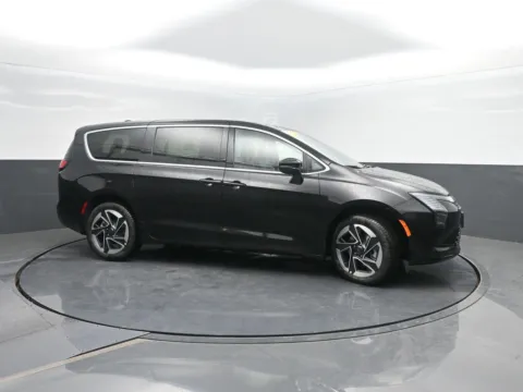 Another view of 2027 Chrysler Pacifica Limited for sale in Charles City, IA at Mike Molstead Motors Chrysler, Dodge, Jeep, and Ram