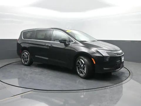 More photos of 2027 Chrysler Pacifica Limited at Mike Molstead Motors Chrysler, Dodge, Jeep, and Ram, IA