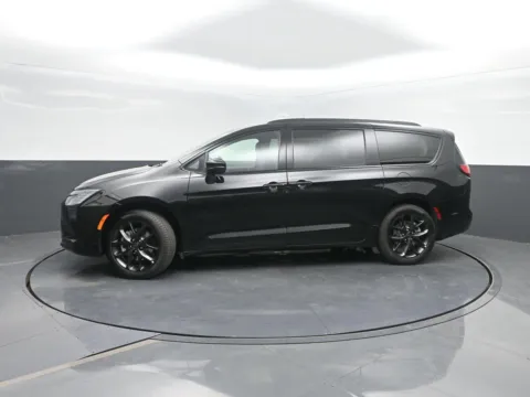 Black 2027 Chrysler Pacifica Limited for sale in Charles City, IA