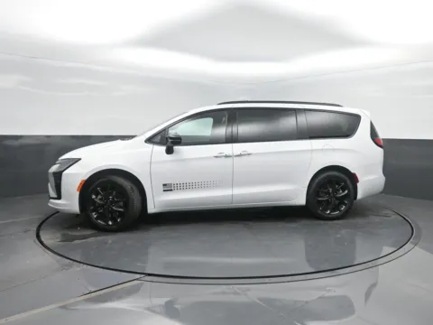 White 2027 Chrysler Pacifica Select for sale in Charles City, IA