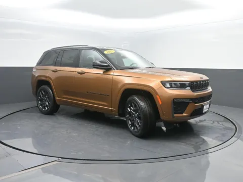More photos of 2027 Jeep Grand Cherokee Summit at Mike Molstead Motors Chrysler, Dodge, Jeep, and Ram, IA