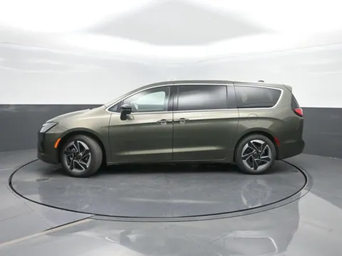 Green 2027 Chrysler Pacifica Limited for sale in Charles City, IA
