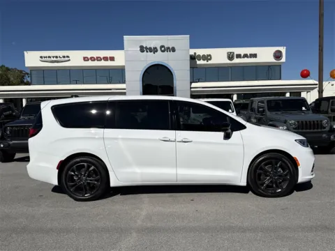 More photos of 2026 Chrysler Pacifica Select at Step One Chrysler Dodge Jeep Ram Fiat Fort Walton Beach, FL