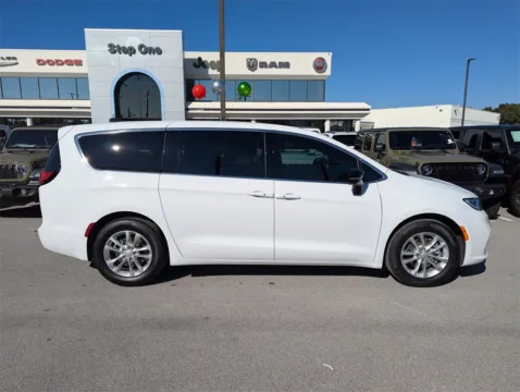 More photos of 2026 Chrysler Pacifica Select at Step One Chrysler Dodge Jeep Ram Fiat Fort Walton Beach, FL