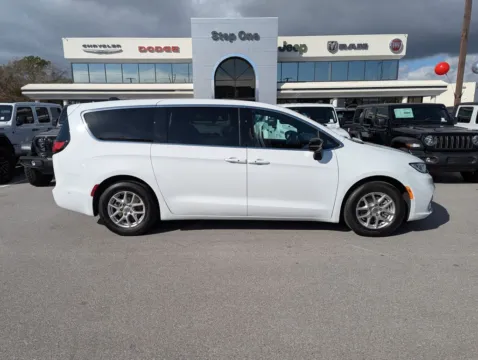 More photos of 2025 Chrysler Pacifica Select at Step One Chrysler Dodge Jeep Ram Fiat Fort Walton Beach, FL
