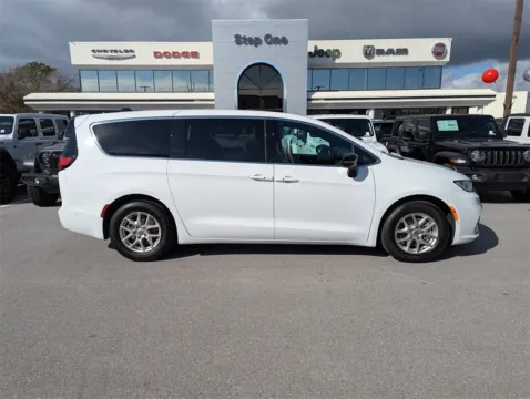 More photos of 2025 Chrysler Pacifica Select at Step One Chrysler Dodge Jeep Ram Fiat Fort Walton Beach, FL