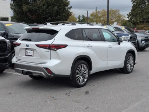 More photos of 2024 Toyota Highlander Hybrid Platinum at Step One Chrysler Dodge Jeep Ram Fiat Fort Walton Beach, FL