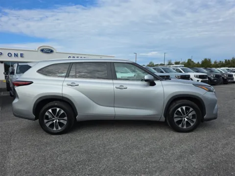 More photos of 2024 Toyota Highlander XLE at Step One Ford Crestview, FL