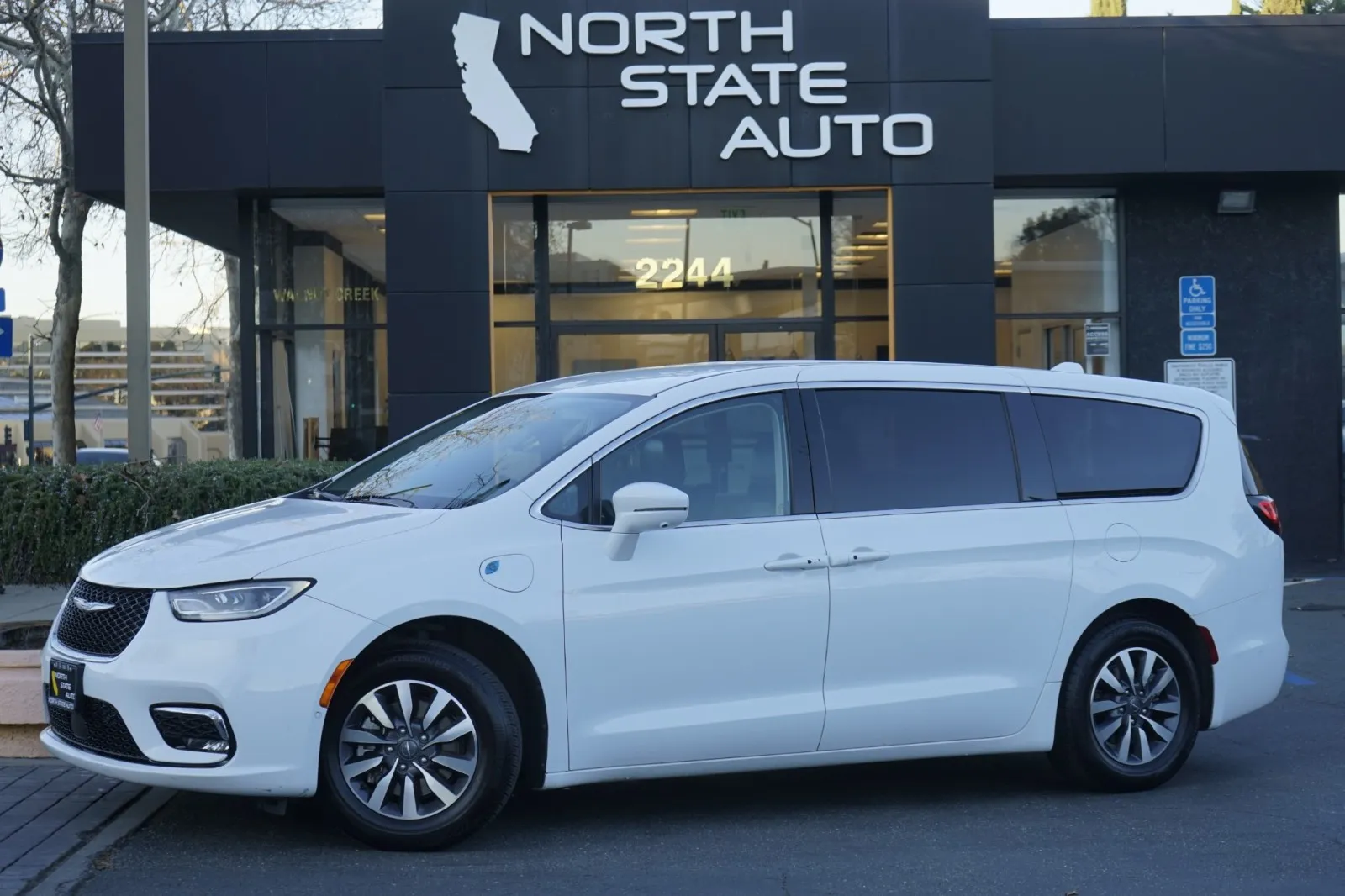 White 2022 Chrysler Pacifica Hybrid Touring L for sale in Walnut Creek, CA