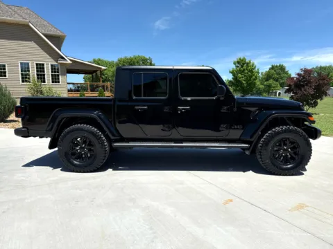 More photos of 2022 JEEP GLADIATOR SPORT at Banks Motors LLC, MO