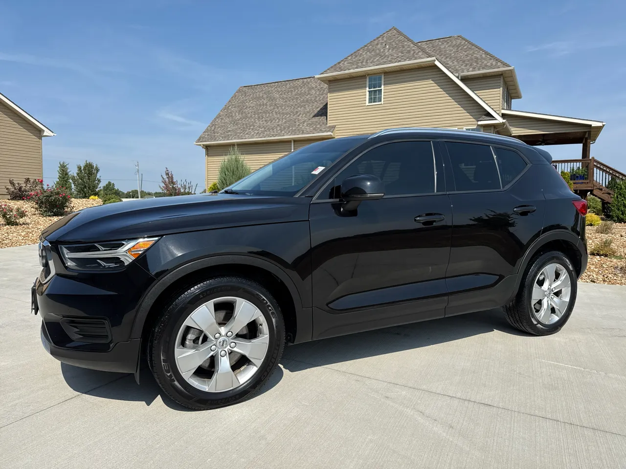 Black 2020 VOLVO XC40 T5 MOMENTUM for sale in Clinton, MO
