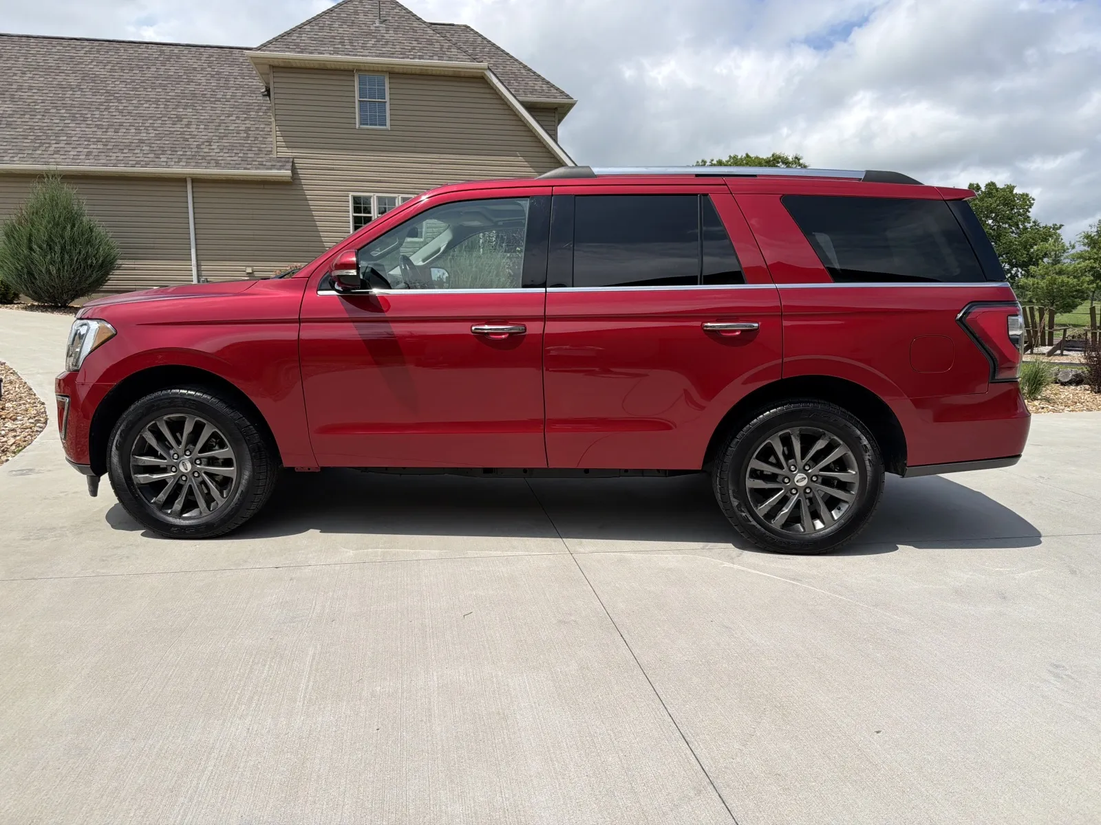 Photos of 2021 Ford Expedition Limited Sport Utility 4D for sale in Clinton, MO at Banks Motors LLC
