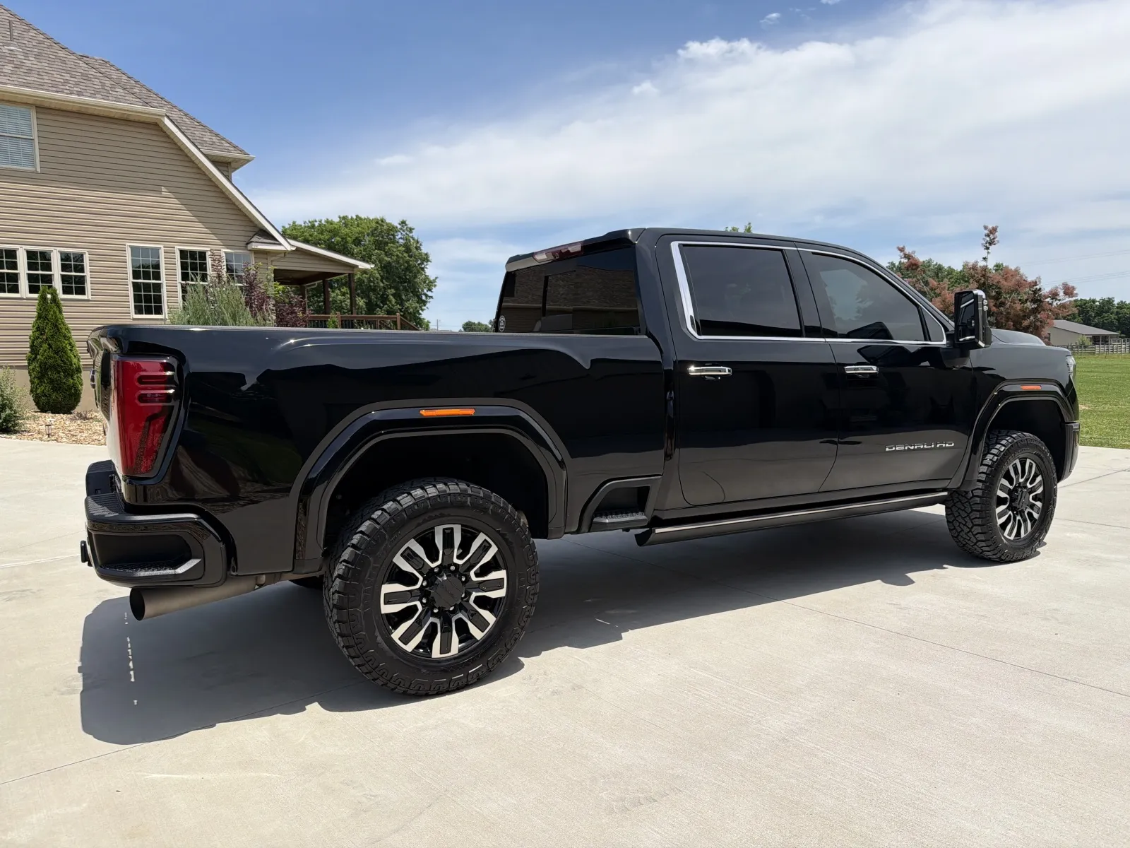 More photos of 2024 GMC Sierra 2500 HD Crew Cab Denali Ultimate Pickup 4D 6 1/2 ft at Banks Motors LLC, MO