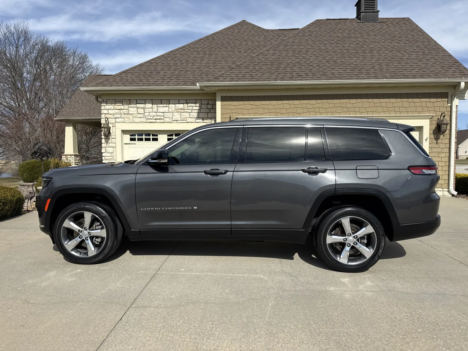 Photos of 2022 JEEP GRAND CHEROKEE L LIMITED for sale in Clinton, MO at Banks Motors LLC