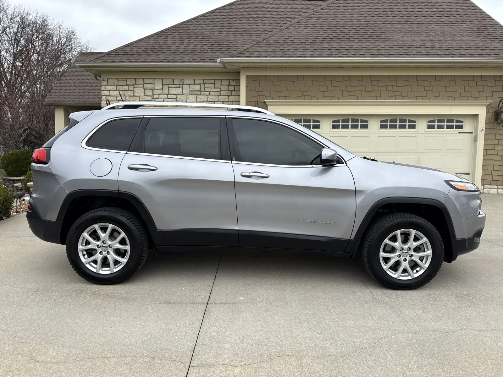 More photos of 2018 JEEP CHEROKEE LATITUDE PLUS at Banks Motors LLC, MO