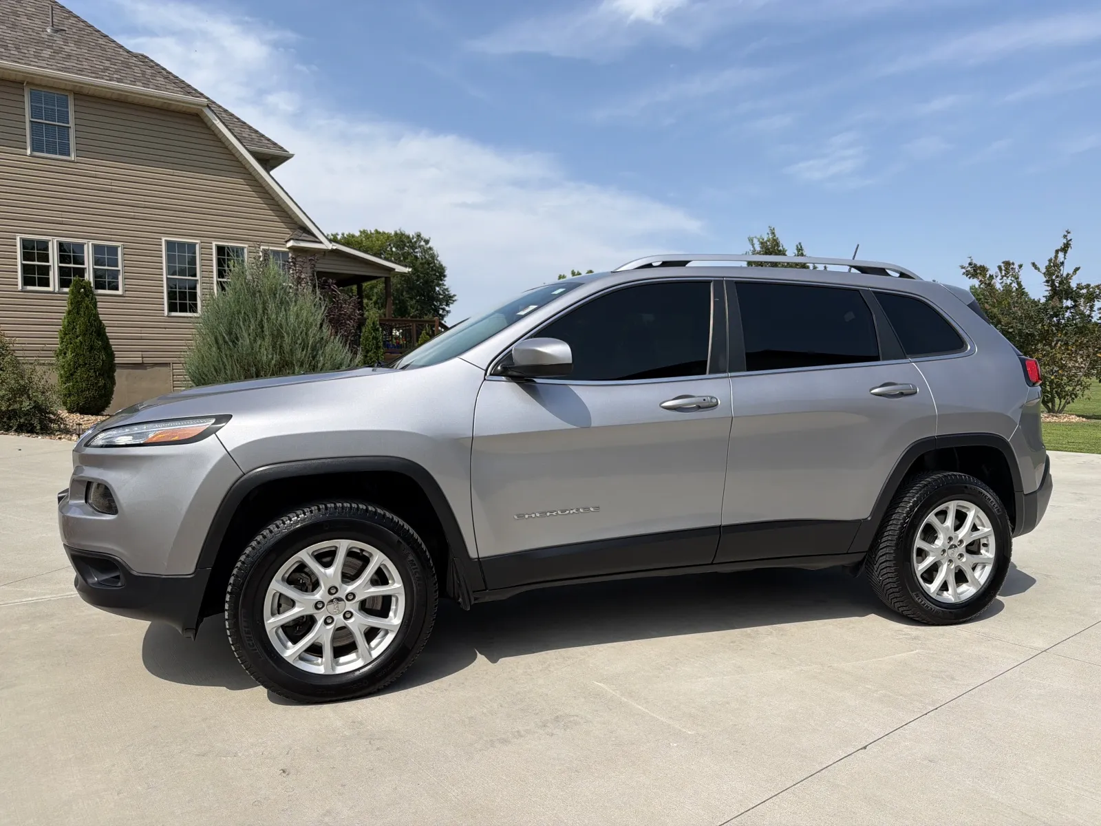Silver 2018 Jeep Cherokee Latitude Plus Sport Utility 4D for sale in Clinton, MO