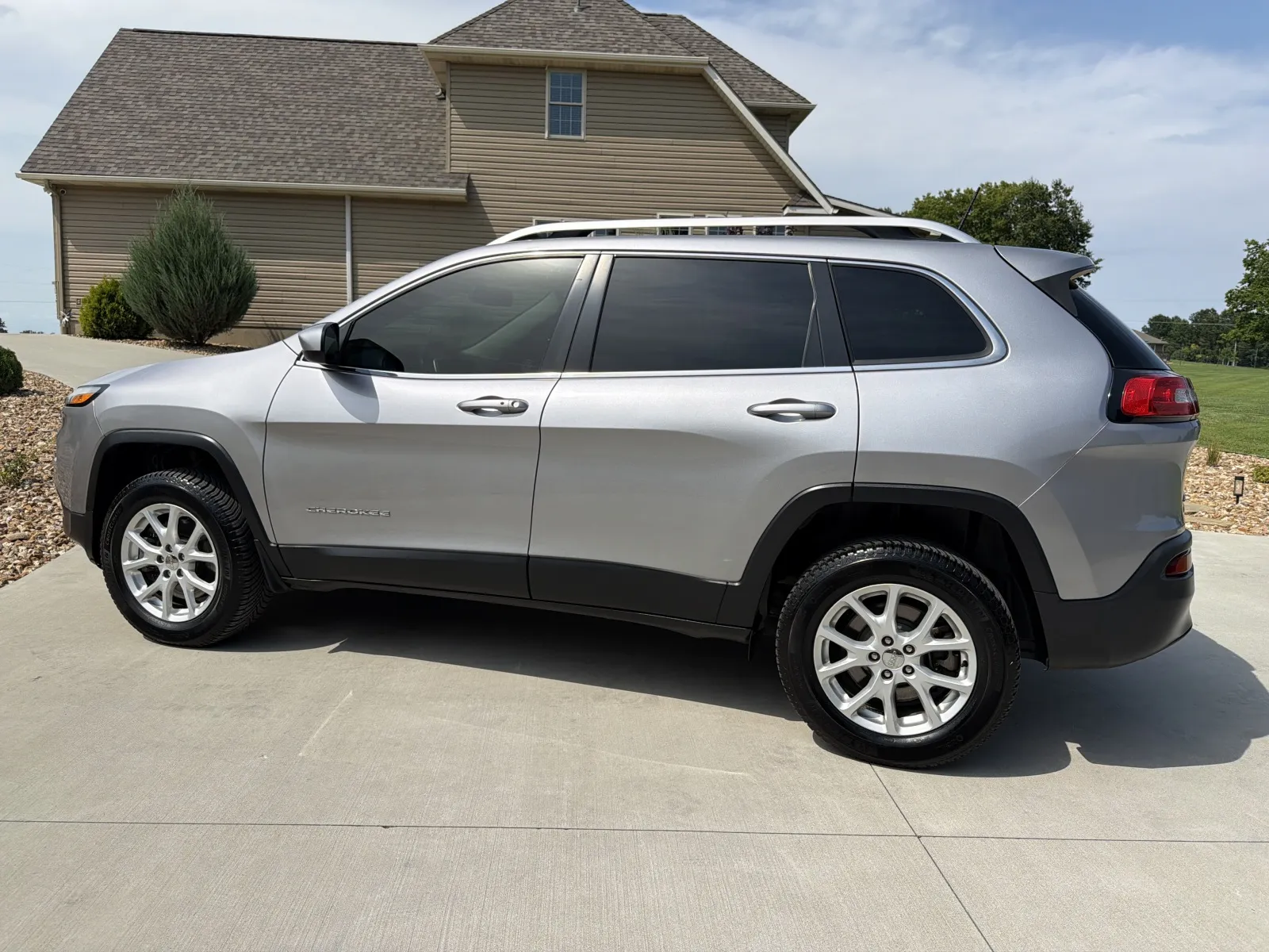 Photos of 2018 Jeep Cherokee Latitude Plus Sport Utility 4D for sale in Clinton, MO at Banks Motors LLC