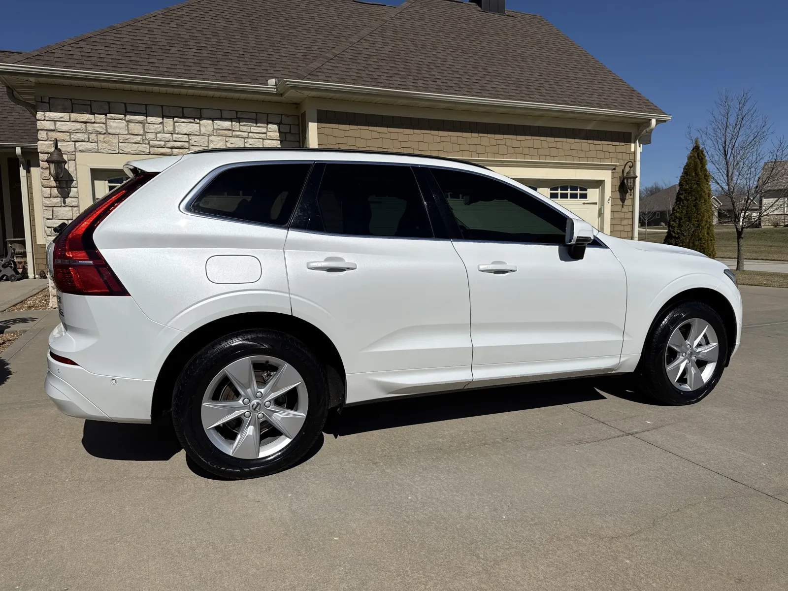 More photos of 2022 VOLVO XC60 B5 MOMENTUM at Banks Motors LLC, MO