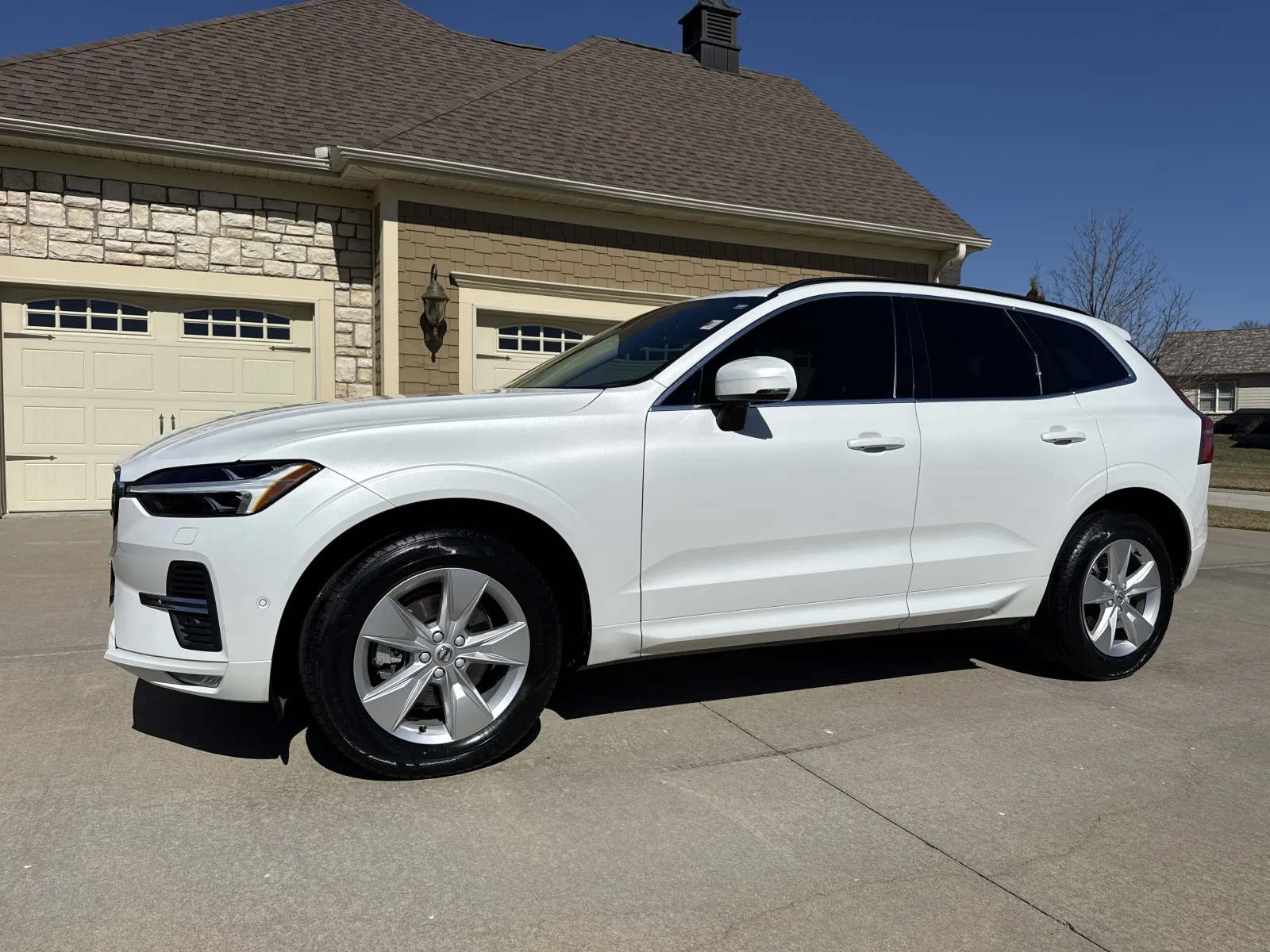 White 2022 VOLVO XC60 B5 MOMENTUM for sale in Clinton, MO