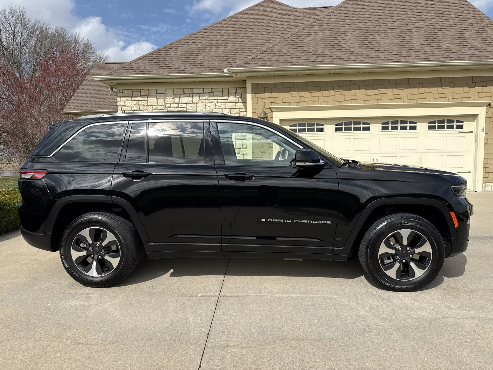 More photos of 2023 JEEP GRAND CHEROKEE LIMITED 4XE at Banks Motors LLC, MO