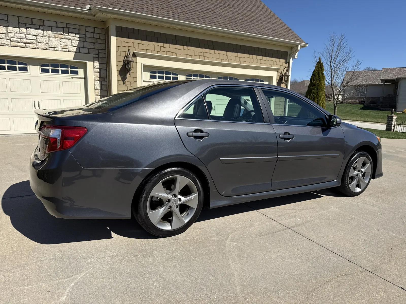 More photos of 2014 TOYOTA CAMRY SE at Banks Motors LLC, MO