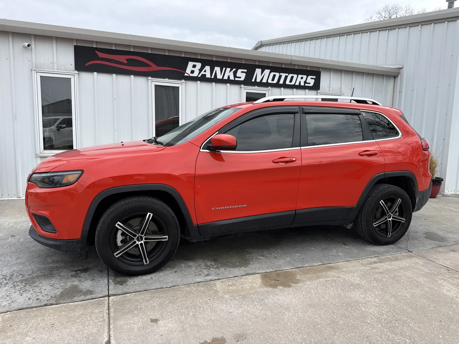 Orange 2021 JEEP CHEROKEE LATITUDE LUX for sale in Clinton, MO