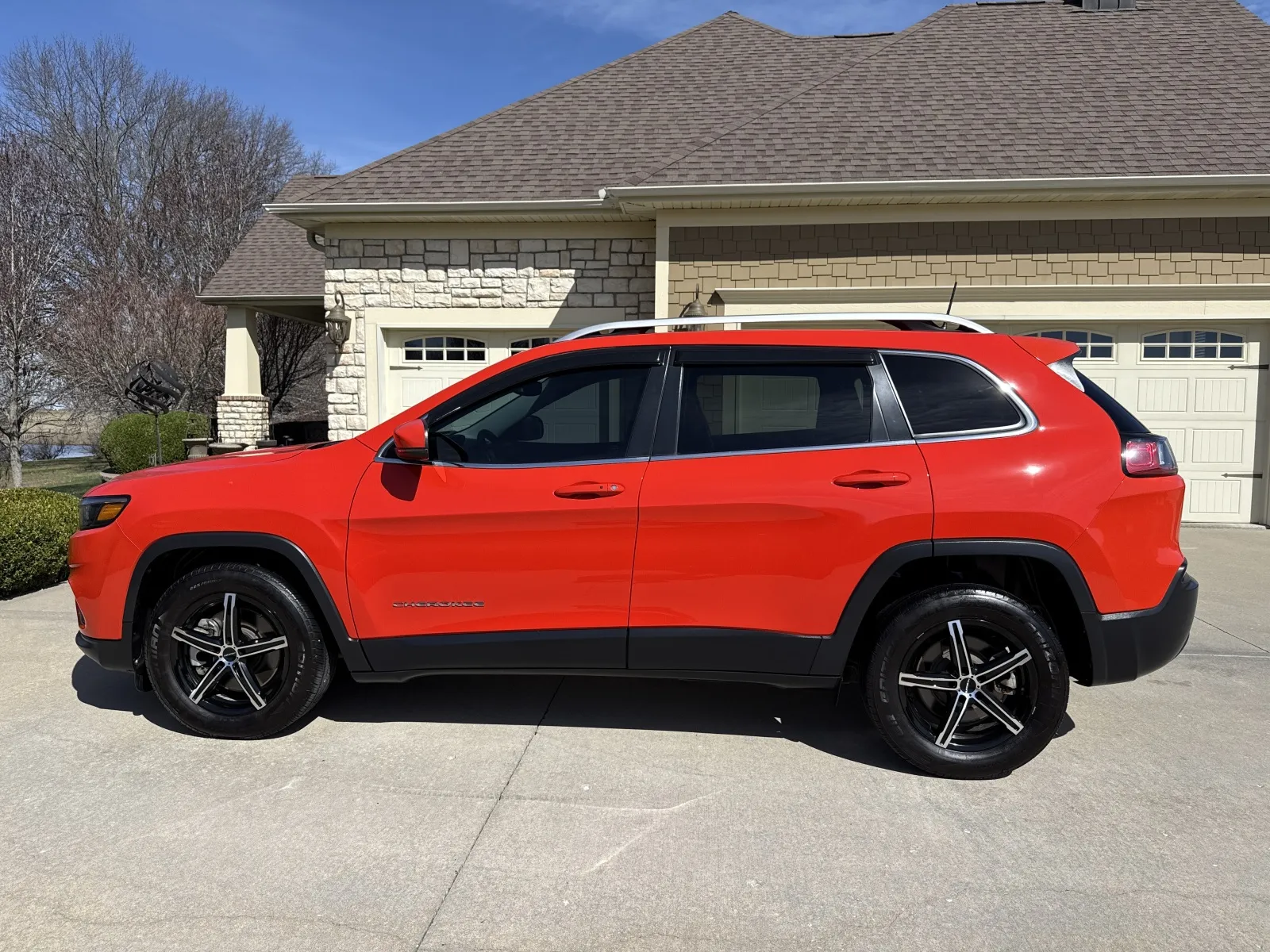 Photos of 2021 JEEP CHEROKEE LATITUDE LUX for sale in Clinton, MO at Banks Motors LLC