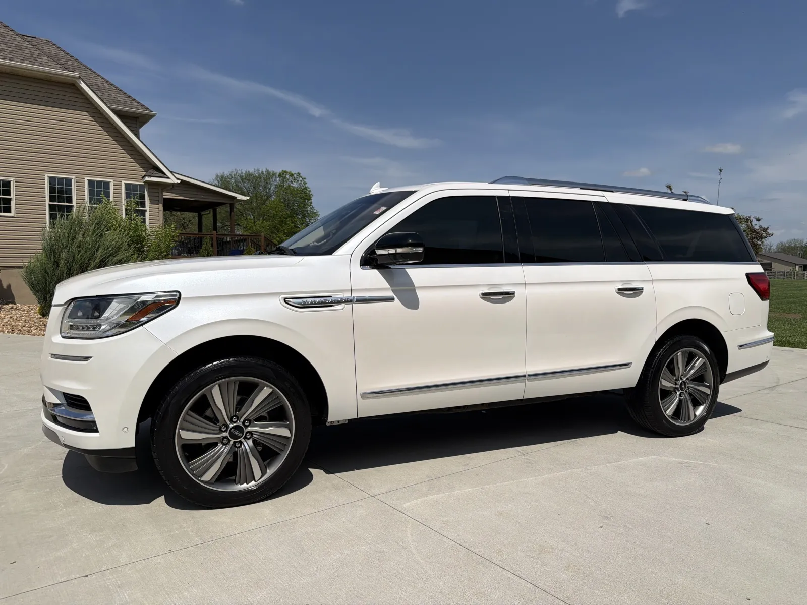 Photos of 2018 LINCOLN NAVIGATOR L RESERVE for sale in Clinton, MO at Banks Motors LLC