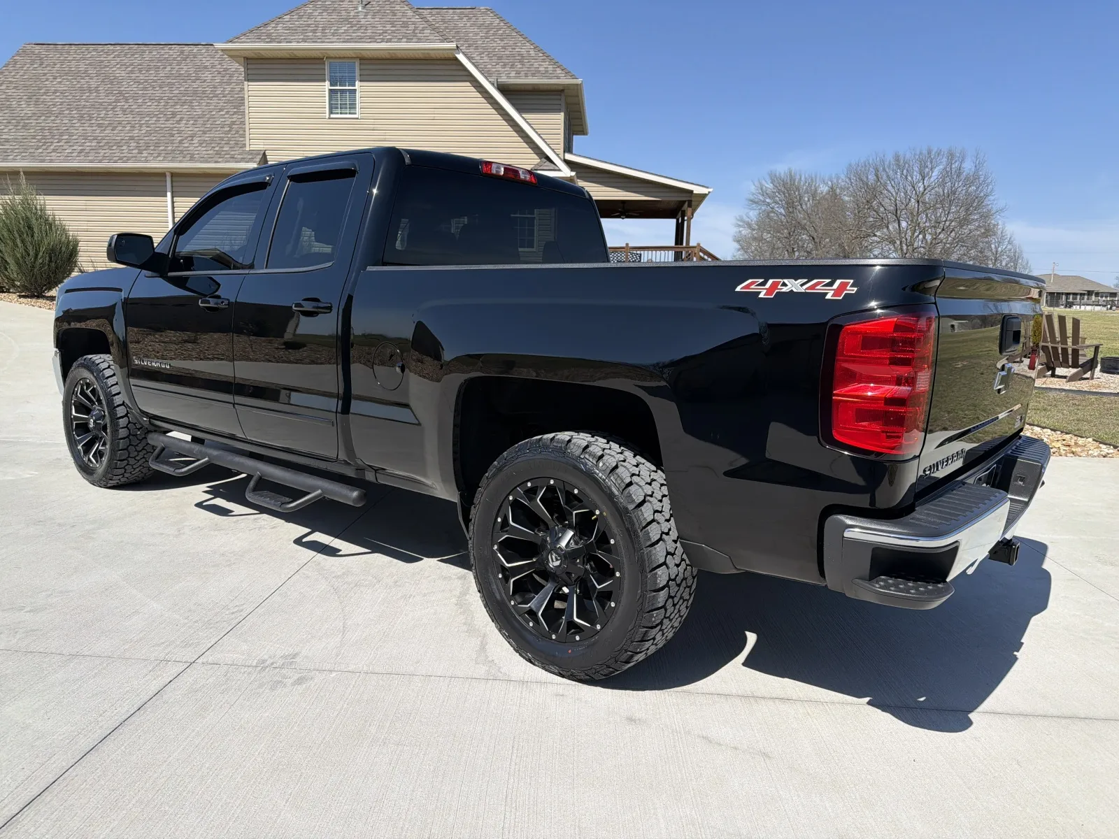 Photos of 2017 CHEVROLET SILVERADO 1500 LT for sale in Clinton, MO at Banks Motors LLC