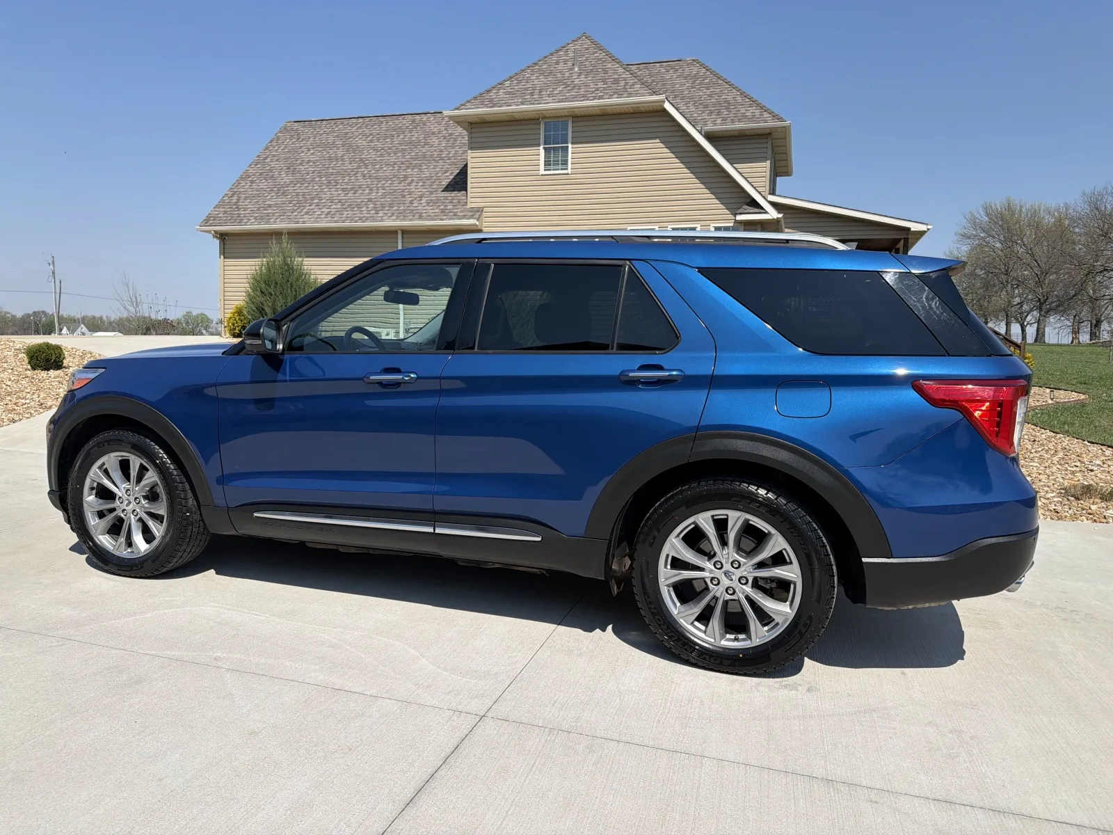 Photos of 2021 FORD EXPLORER LIMITED for sale in Clinton, MO at Banks Motors LLC