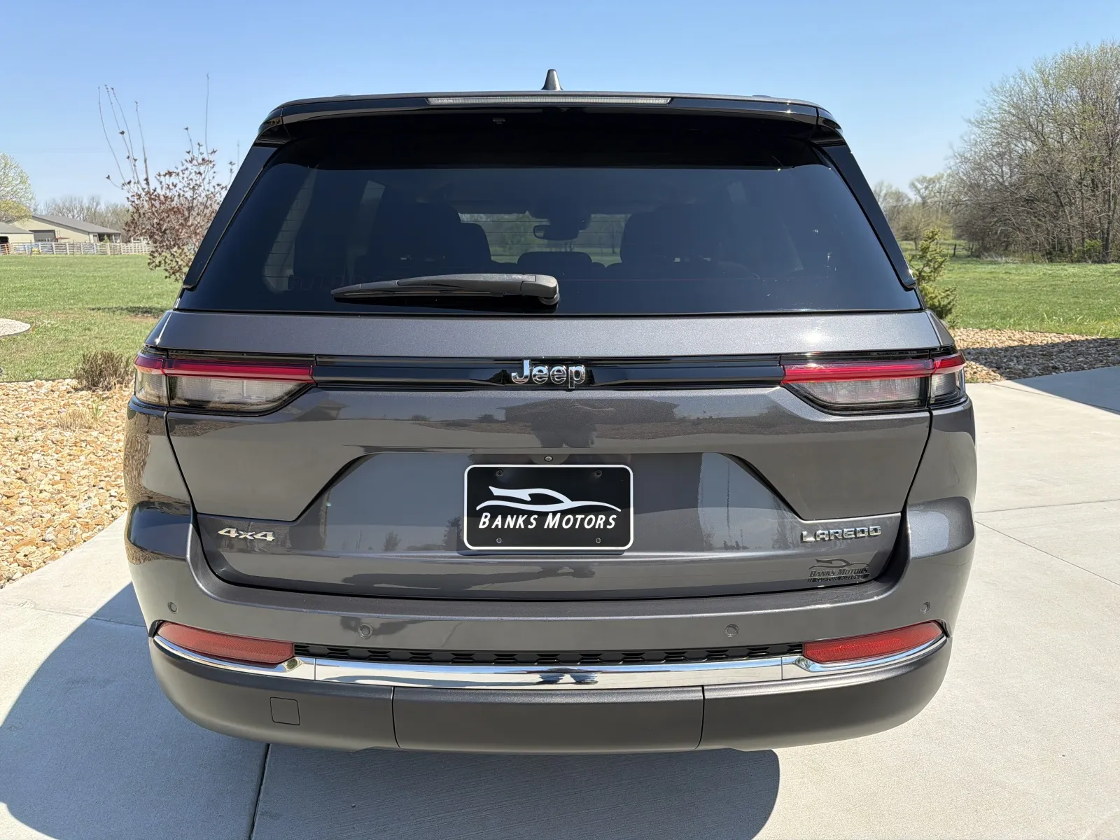 More photos of 2022 JEEP GRAND CHEROKEE LAREDO at Banks Motors LLC, MO