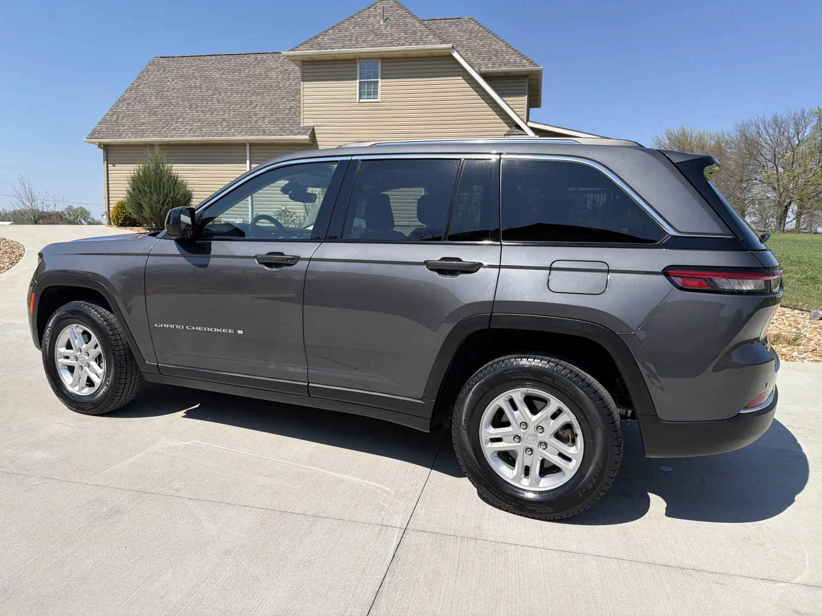 Another view of 2022 JEEP GRAND CHEROKEE LAREDO for sale in Clinton, MO at Banks Motors LLC