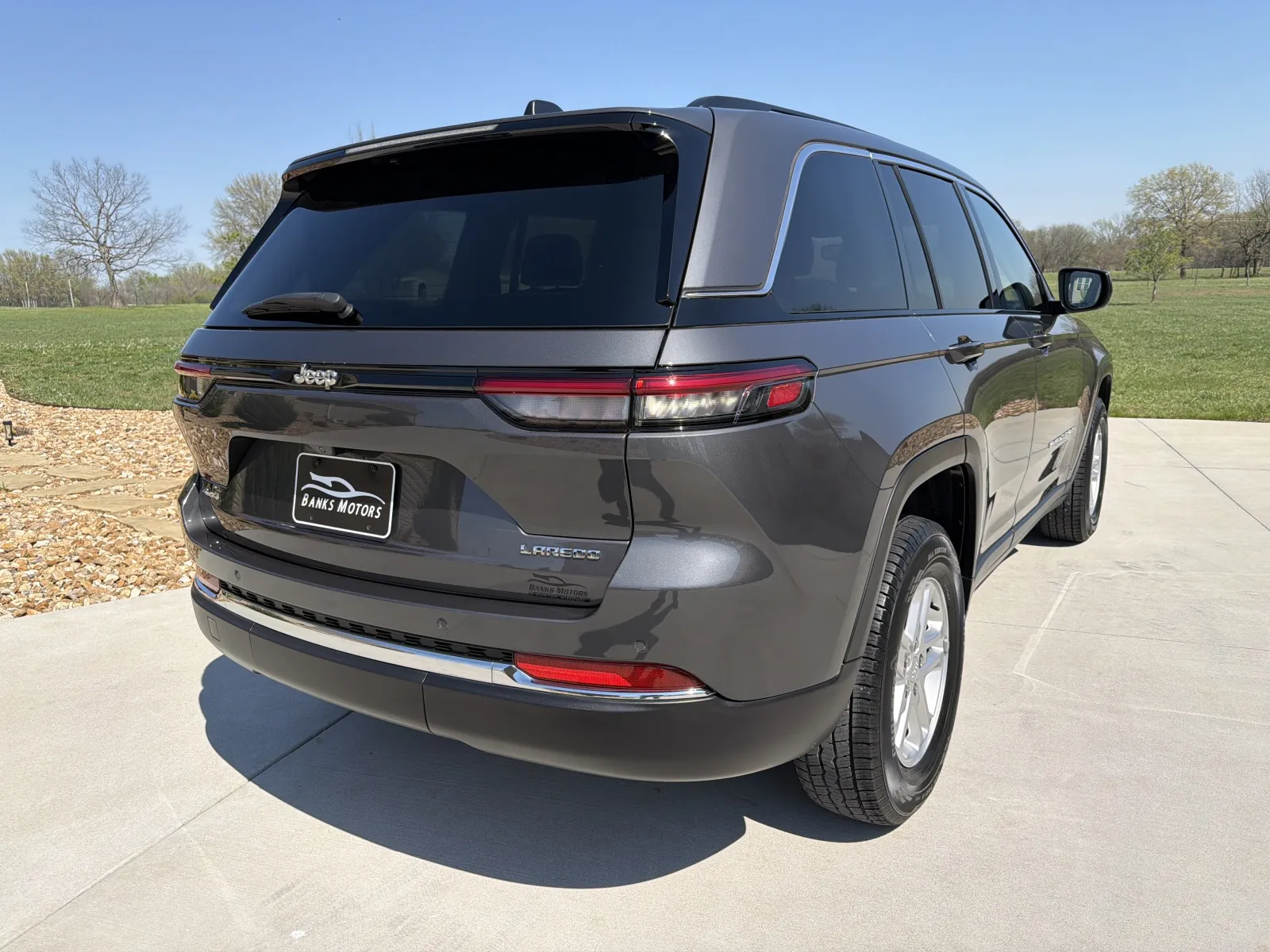 More photos of 2022 JEEP GRAND CHEROKEE LAREDO at Banks Motors LLC, MO