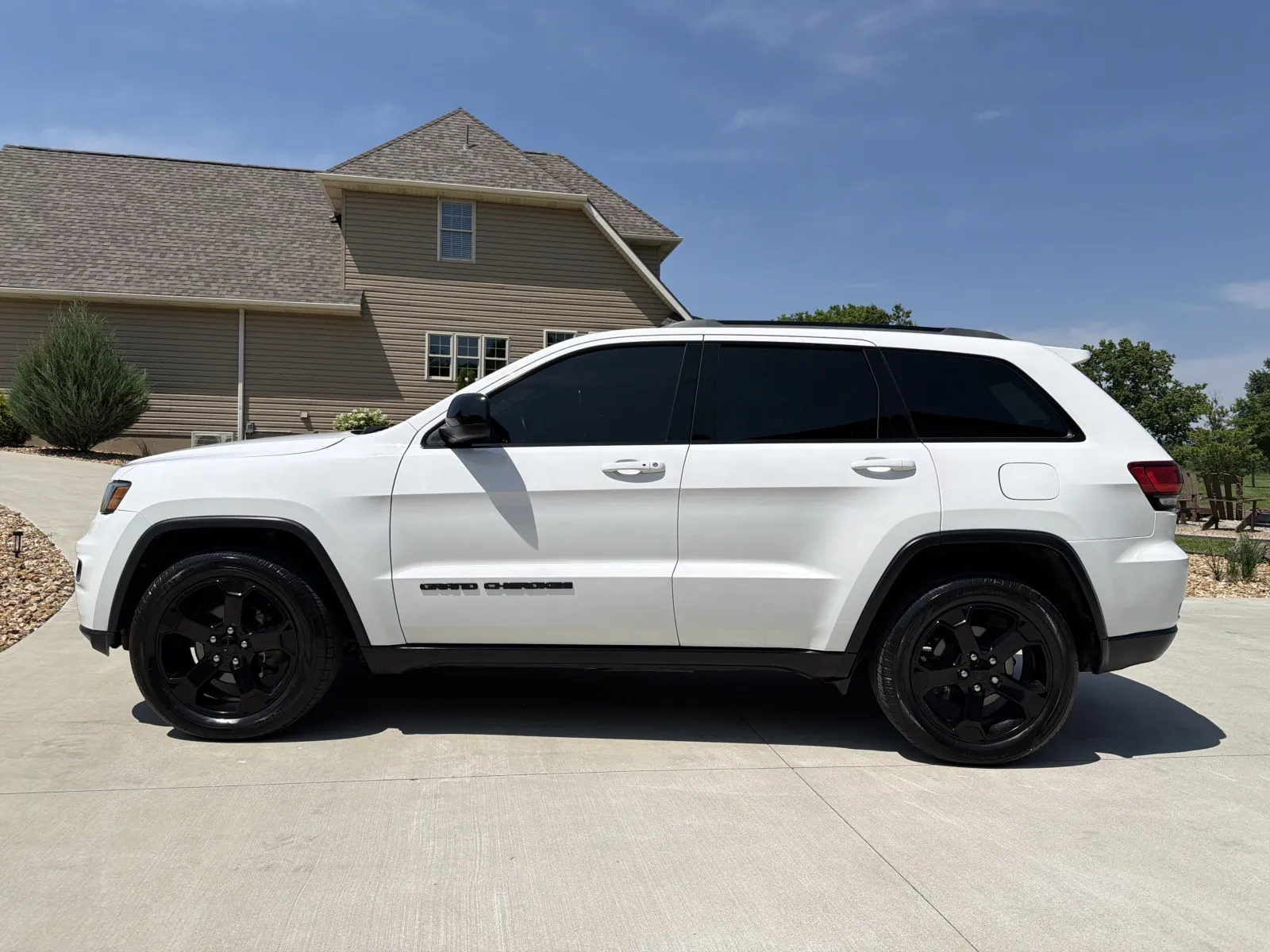 Photos of 2019 JEEP GRAND CHEROKEE LAREDO for sale in Clinton, MO at Banks Motors LLC